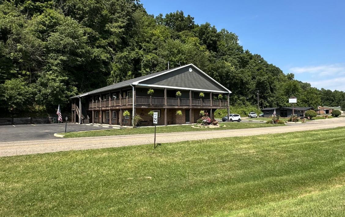 The Roscoe Boutique Motel Coshocton Exterior photo